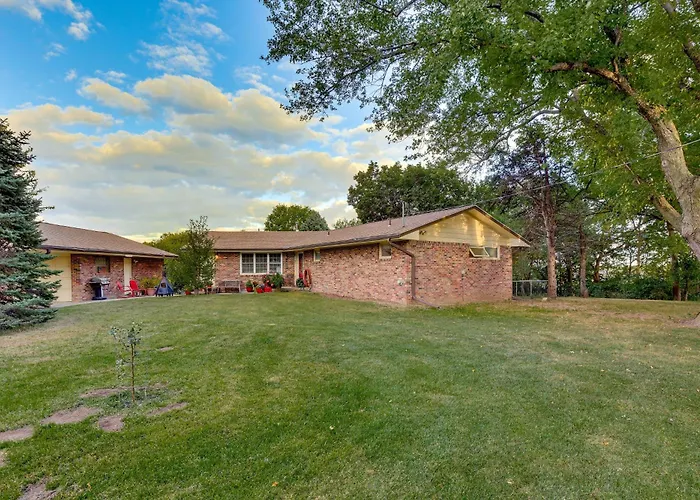 Fort Calhoun Home W/ Screened Porch + Playground!
