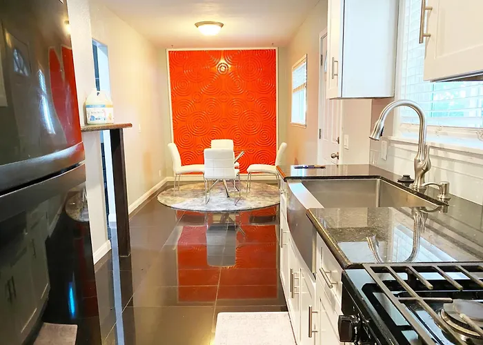 Cozy 1Br • Rainfall Shower • Fireplace • Parking