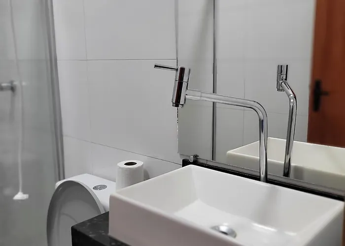 Quarto 6 econômico próximo do aeroporto ar condicionado cama de casal