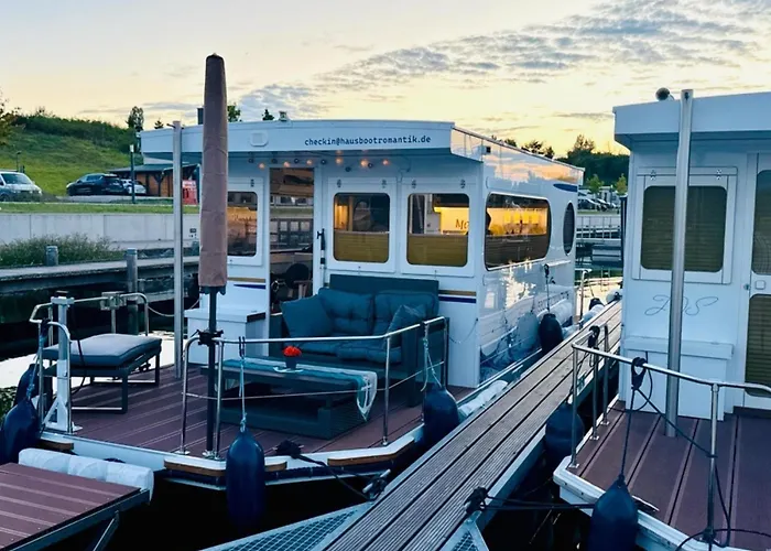 Hausboot als Festlieger im Hafen -Hafenruhe-