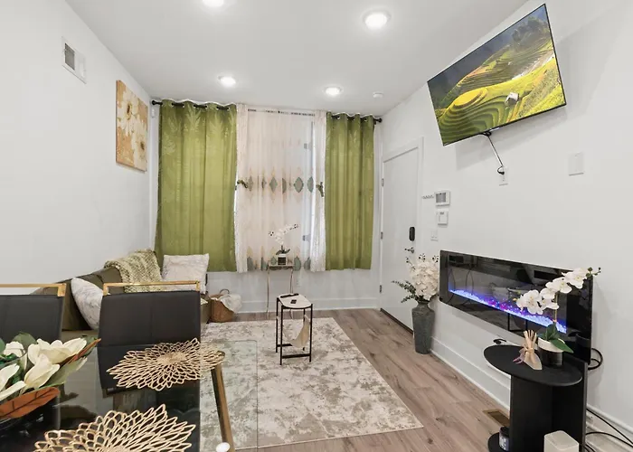 3Br-2Ba Luxurious Green Oasis Private Backyard Patio