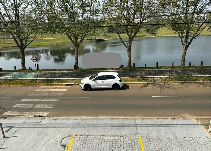 Studio com quarto e banheiro em frente ao Parque do Lago Acomoda até 4 pessoas 2 camas