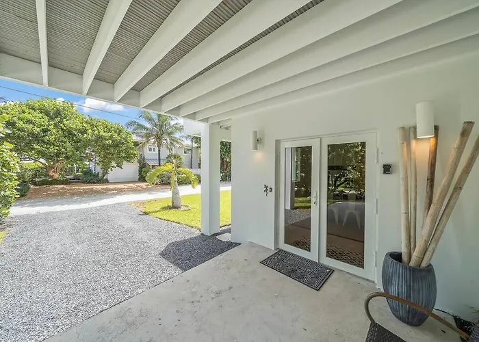 Luxurious Retreat At The Whispering Palms