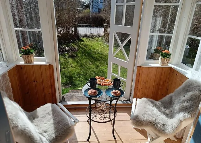 Cozy Garden Cottage