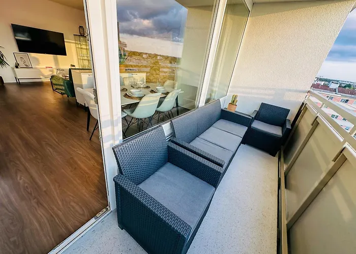 Cosy 4 Room Apartment - Free Parking - Balcony - Workspace