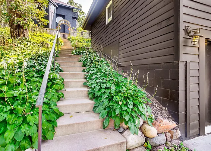 Pet-Friendly Minneapolis Studio: Walk To Lake!