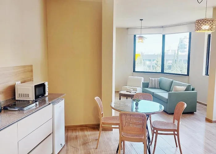 Rita'S Sunlit Corner Apt - Near Abc Mall