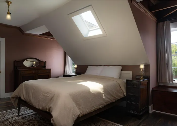 The Nuwray Hotel & Carriage House