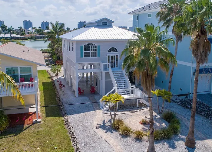 The Perfect Beach Getaway, 2 Bedroom, 2-Bath Home, Sleeps 7