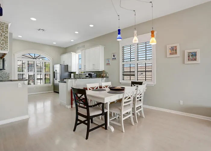 The Perfect Beach Getaway, 2 Bedroom, 2-Bath Home, Sleeps 7