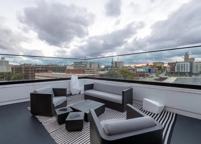 Modern Studio Apt With Rooftop, Gym, And Parking