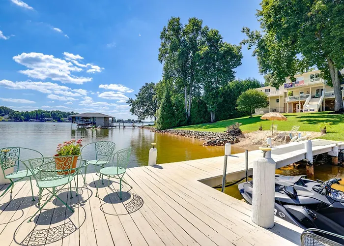 Couple'S Smith Mtn Lake Getaway W/ Private Beach