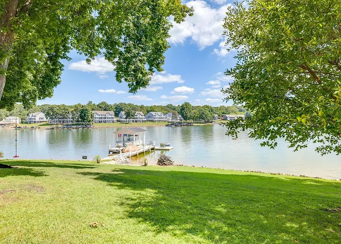 Couple'S Smith Mtn Lake Getaway W/ Private Beach