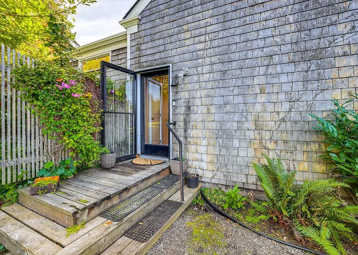 Waterfront Bellingham Bliss: Steps To Beach!