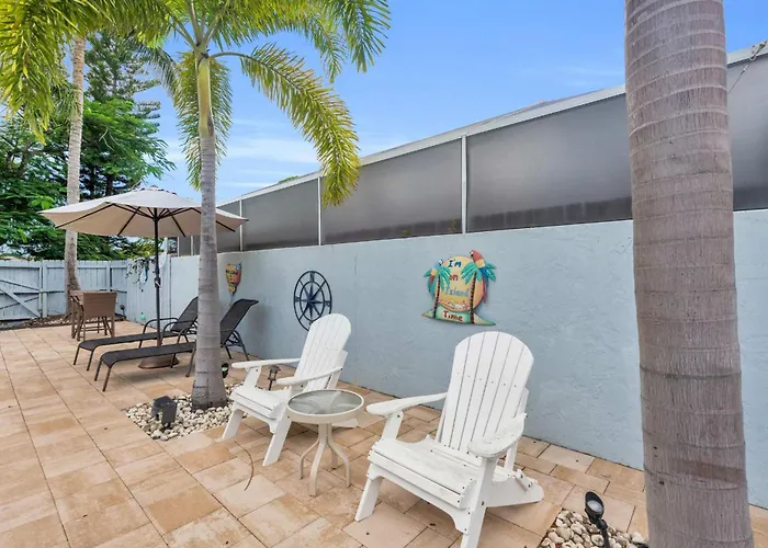 Charming Heated Pool Home - 3 Miles To The Beach, Pet And Family Friendly -Available Year Round!