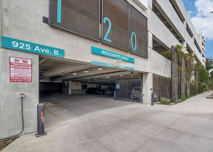 Beautiful Condo On Riverwalk King Suite W Free Parking Pet Friendly Centrally Located On The Riverwalk