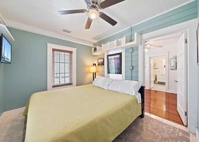 Downtown Loft With Parking - Steps To Restaurants & Nightlife