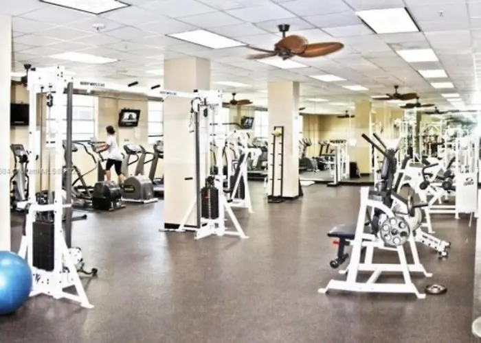 Modern 1 Bedroom Condo, Steps From Beach, Free Parking!