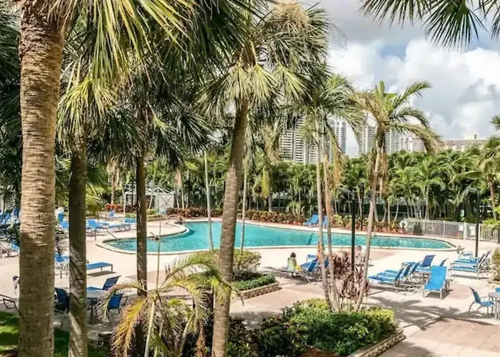 Modern 1 Bedroom Condo, Steps From Beach, Free Parking!