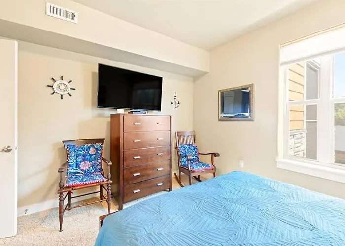 Seaside Waterfront Condo Walking To Downtown And Beach