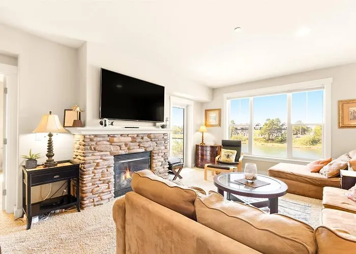 Seaside Waterfront Condo Walking To Downtown And Beach