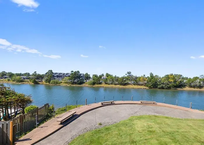 Seaside Waterfront Condo Walking To Downtown And Beach