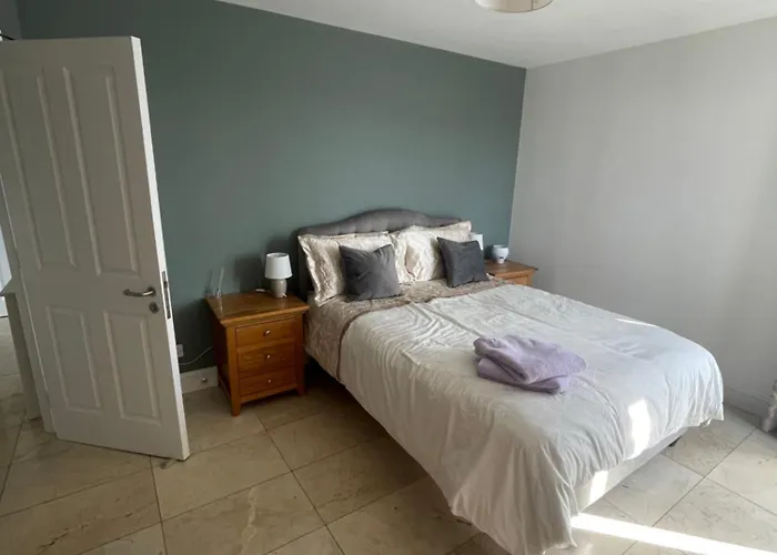 Fabulous And Sunny 2 Bed Apartment, In City Centre