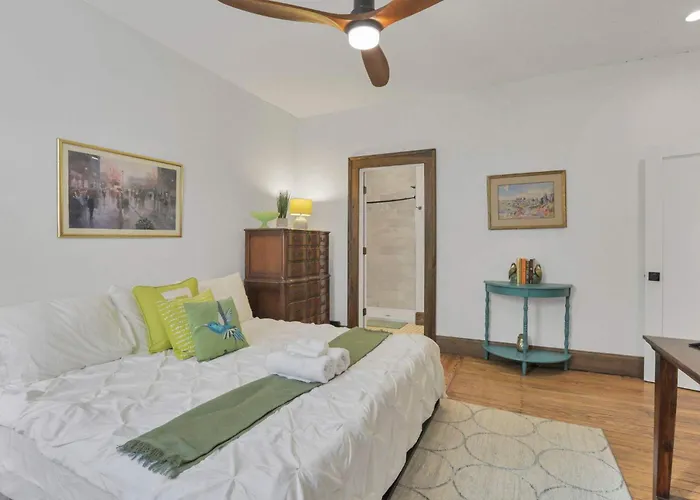 The Urban Oasis - 2 Bedroom - Great Location