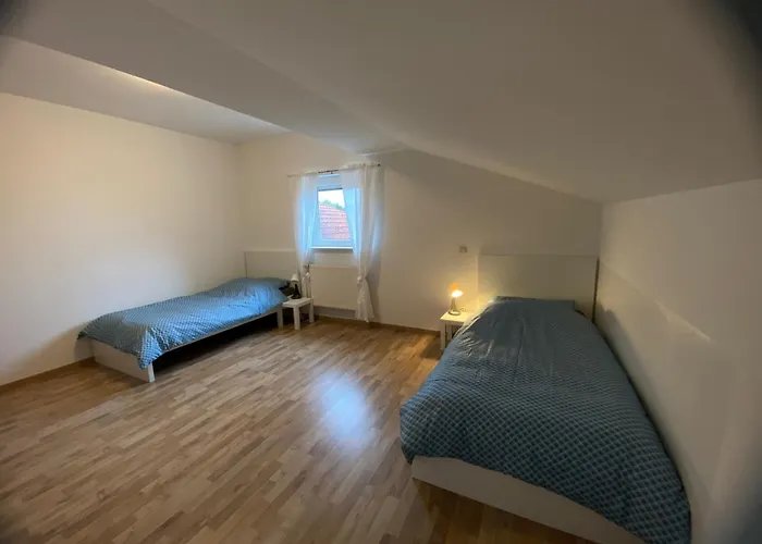 Monteurwohnung , 4 Schlafzimmer, 130qm, Balkon, einzige Wohneinheit im Haus, Parkplatz