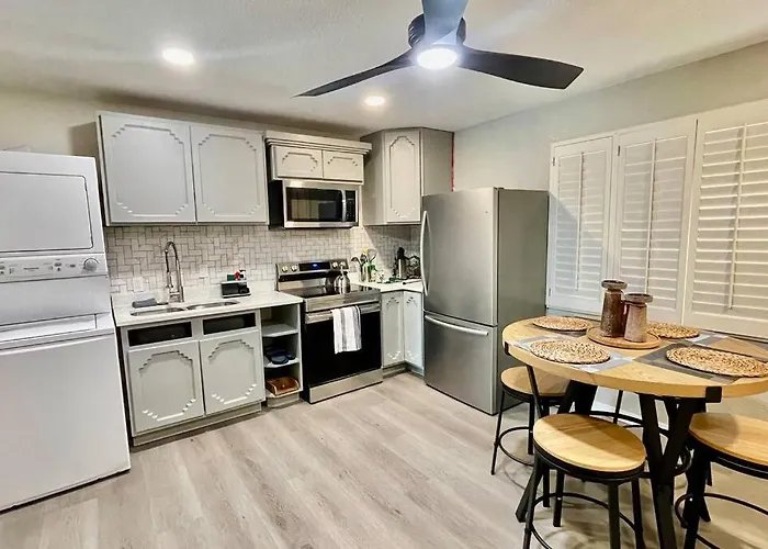 Apartment B, Restful,Cozy, Close Sunland Park Mall