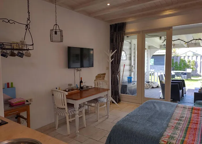Studio De Tuinkamer Bed By The Sea