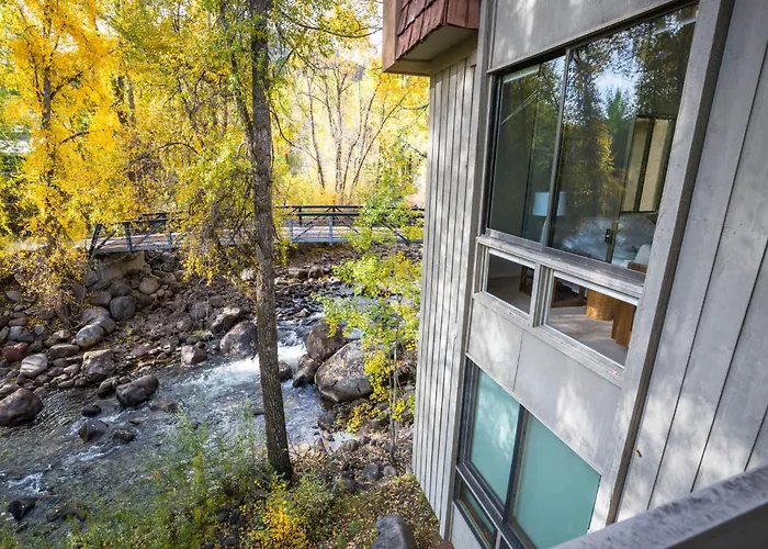 Designer 2 Bedroom On River With Pool - Walk To Town!