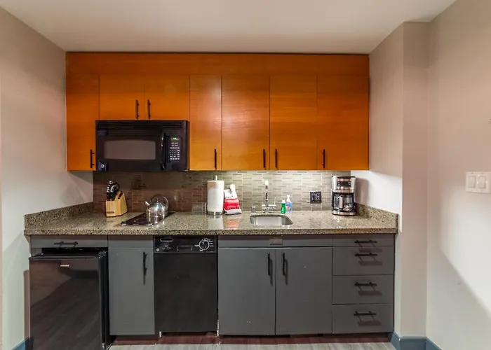 Luxury 2 Bedroom Penthouse With Stunning Views!