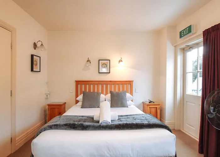 The Grand Hotel & Bar - Akaroa