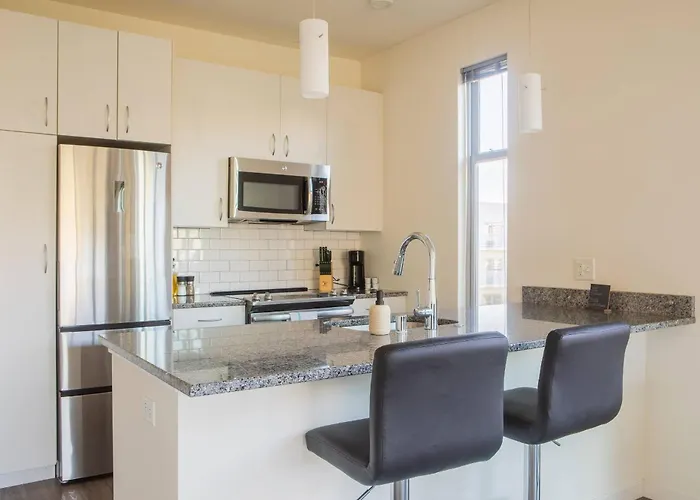 Brady St Oasis - Walkable & Quiet Neighborhood + Private Balcony - Sleeps 5