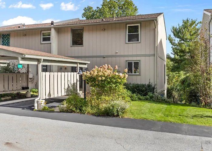 Canandaigua Lake Retreat With View And Private Beach Access, Foliage, Hike, And Ski