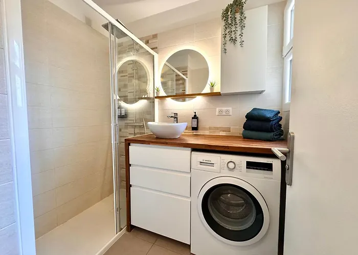 Charming 2-Rooms Apartment - Walk To Beach, Near Monaco & Menton
