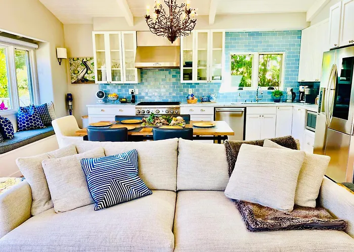Gorgeous 3-Bdrm Home, Walk To Town And Beach