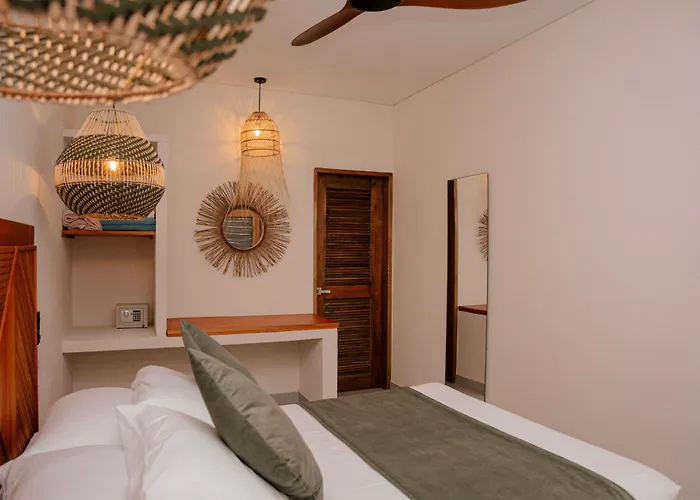 Huku Beach Hostel Palomino