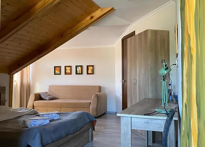 8 Rooms