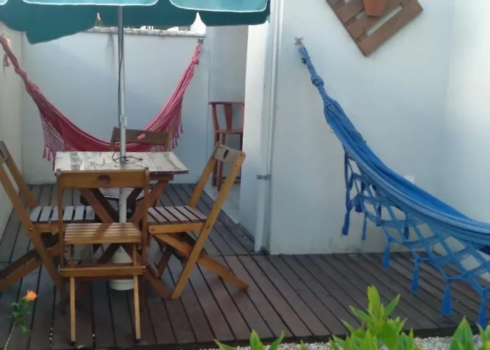 Apto na praia de Palmas, climatizado, com piscina, próximo ao mar e com jardim privativo