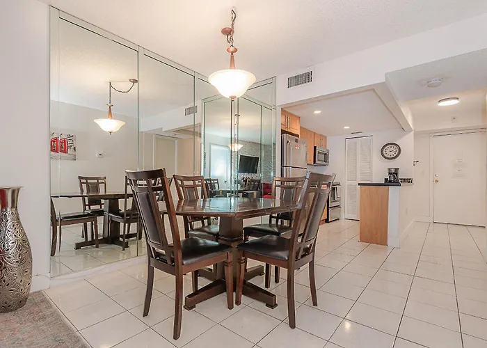 Amazing Condo 5 Minute Walk To The Beach!