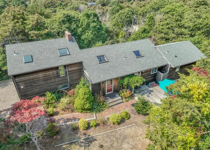Stylistic Home And Easy Walk To The Beach