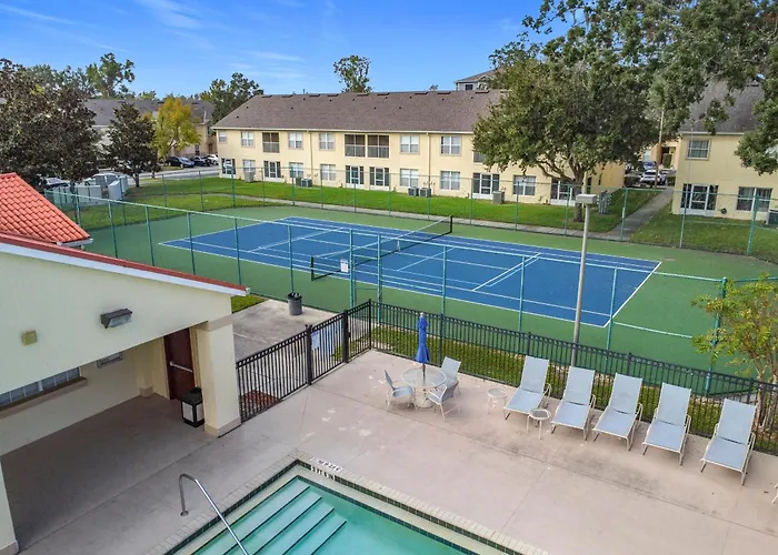 The Galactic Getaway, 3Bed, 2Bath Apartment, Free Parking, Heated Pool