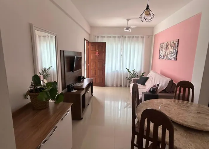 Apê térreo com churrasqueira e área externa e garagem exclusiva até 4 hóspedes 5 min praia Abricó e 7 min do Centro