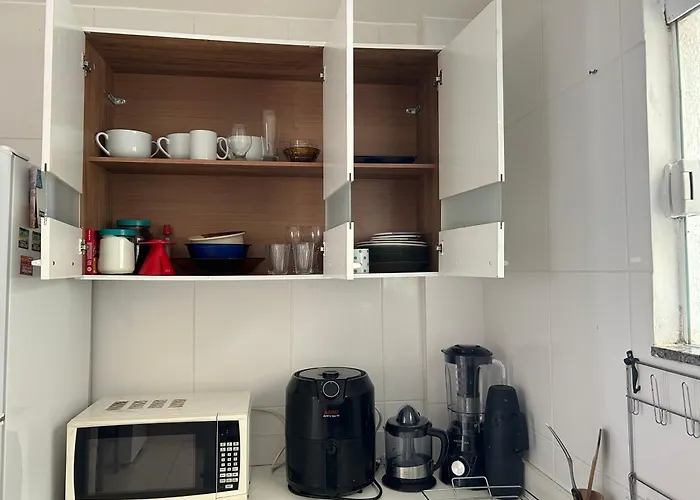 Apê térreo com churrasqueira e área externa e garagem exclusiva até 4 hóspedes 5 min praia Abricó e 7 min do Centro