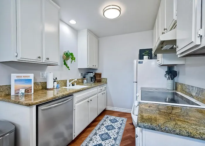90 Walk Score - Steps To Beach & Dining - Reserved Parking