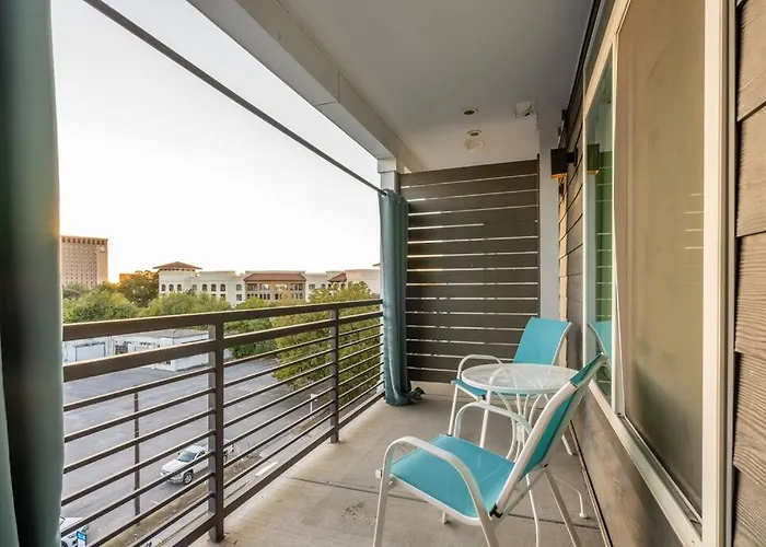 Stunning Top Floor 2 Bdrm 2 Bath City View Apt King Bed Free Parking Pool Gym