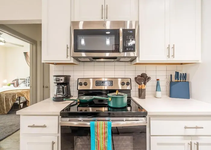 Stunning Top Floor 2 Bdrm 2 Bath City View Apt King Bed Free Parking Pool Gym