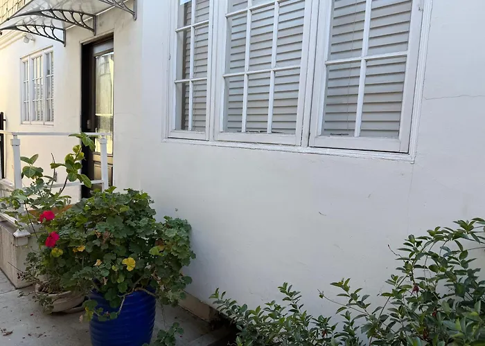 Pasadena Old Town Cottage
